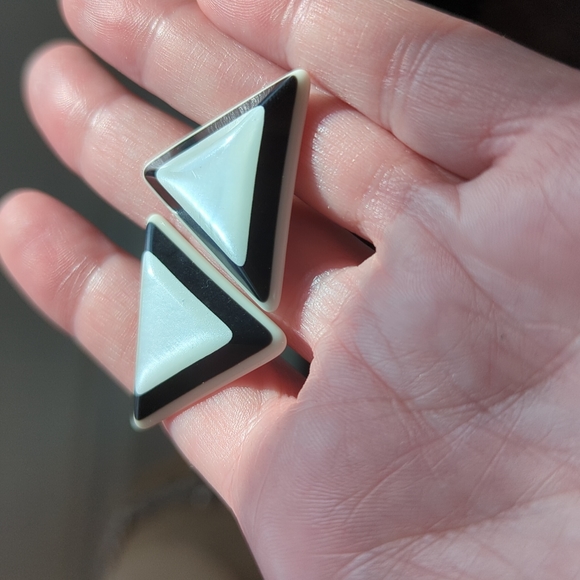 Vintage Black & White Pearlized Lucite Triangle Pyramid Post Earrings - Picture 7 of 7